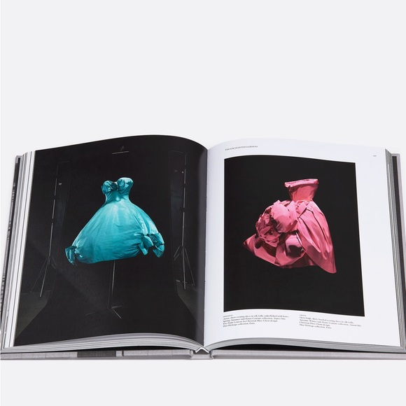 Dior, La Légende du 30 Avenue Montaigne Large Coffee Table Book, New in Plastic - Picture 3 of 4